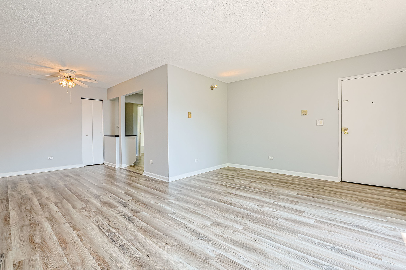 4th image of 210 Klein Creek Ct, Carol Stream, IL 60188