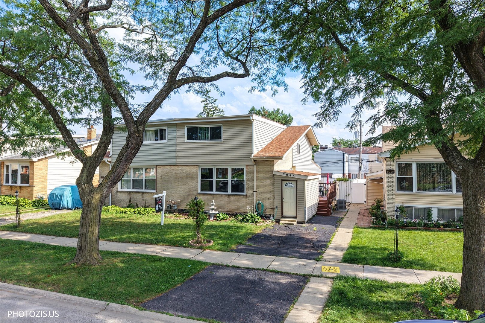 2nd image of 9045 Emerson Dr, Des Plaines, IL 60016 | MLS# 12712154
