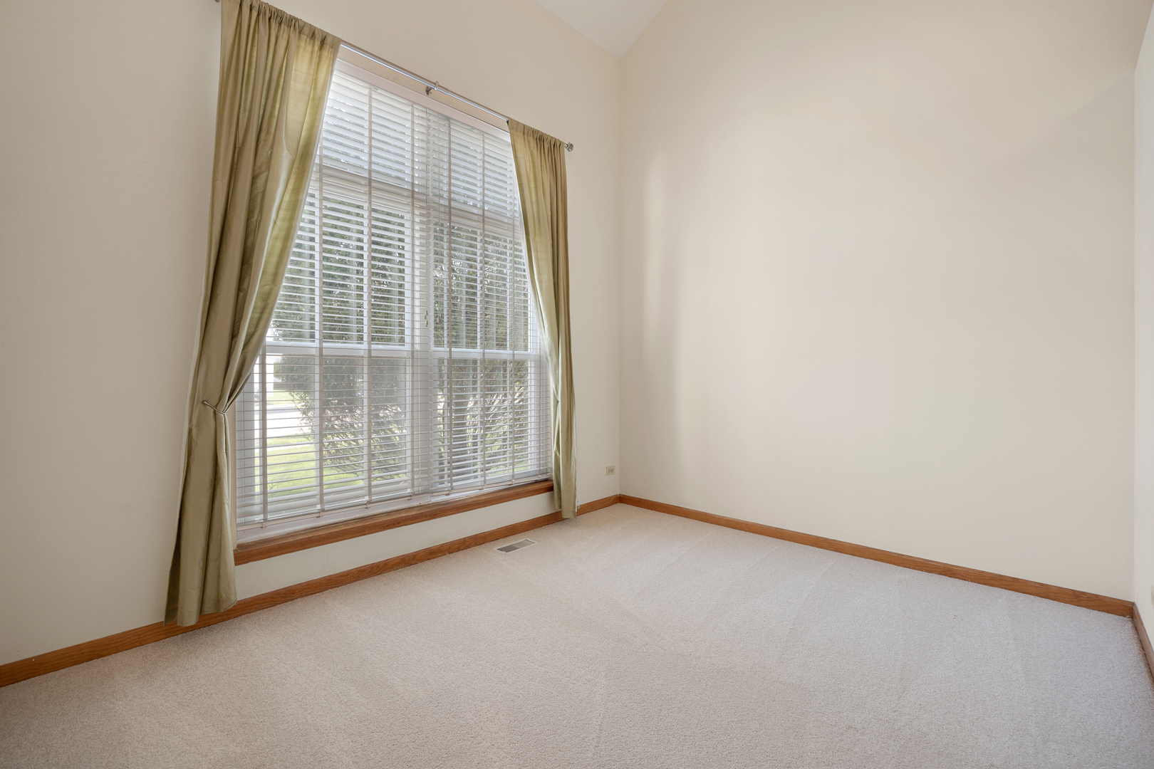 4th image of 2519 Crestview Dr, Aurora, IL 60502 | MLS# 12712807