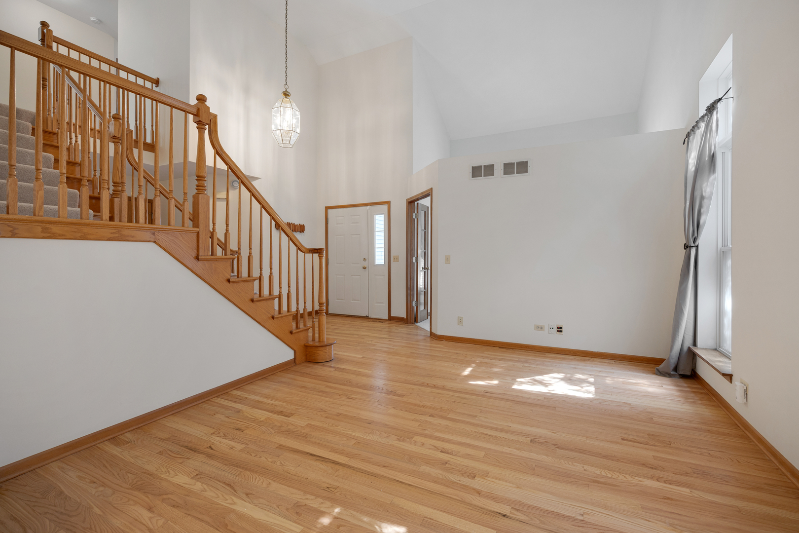 3rd image of 2519 Crestview Dr, Aurora, IL 60502 | MLS# 12712807
