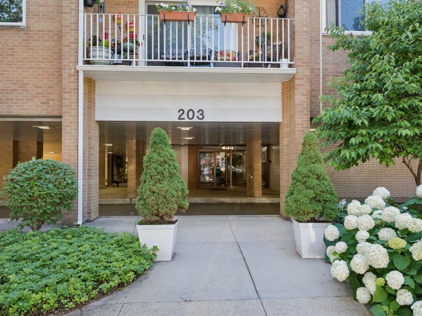 Homes for sale in Oak Park, IL | 203 N Kenilworth Ave #2P, Oak Park, IL 60302 | MLS# 12712850