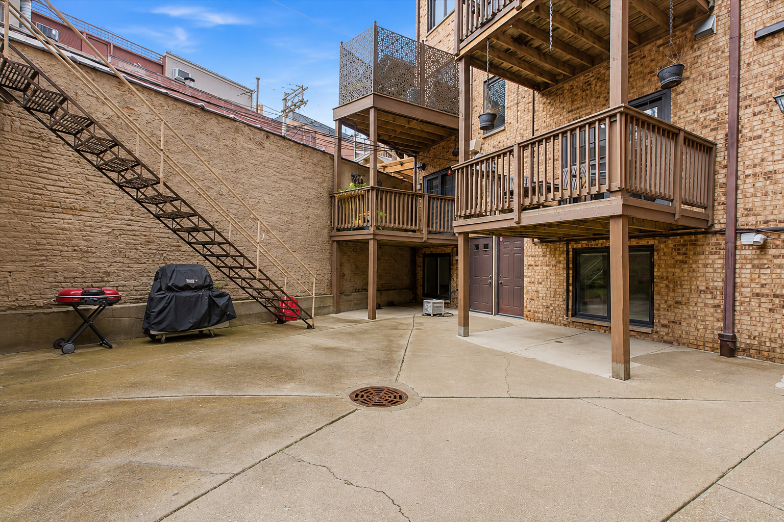 2nd image of 319 W Webster Ave, Chicago, IL 60614