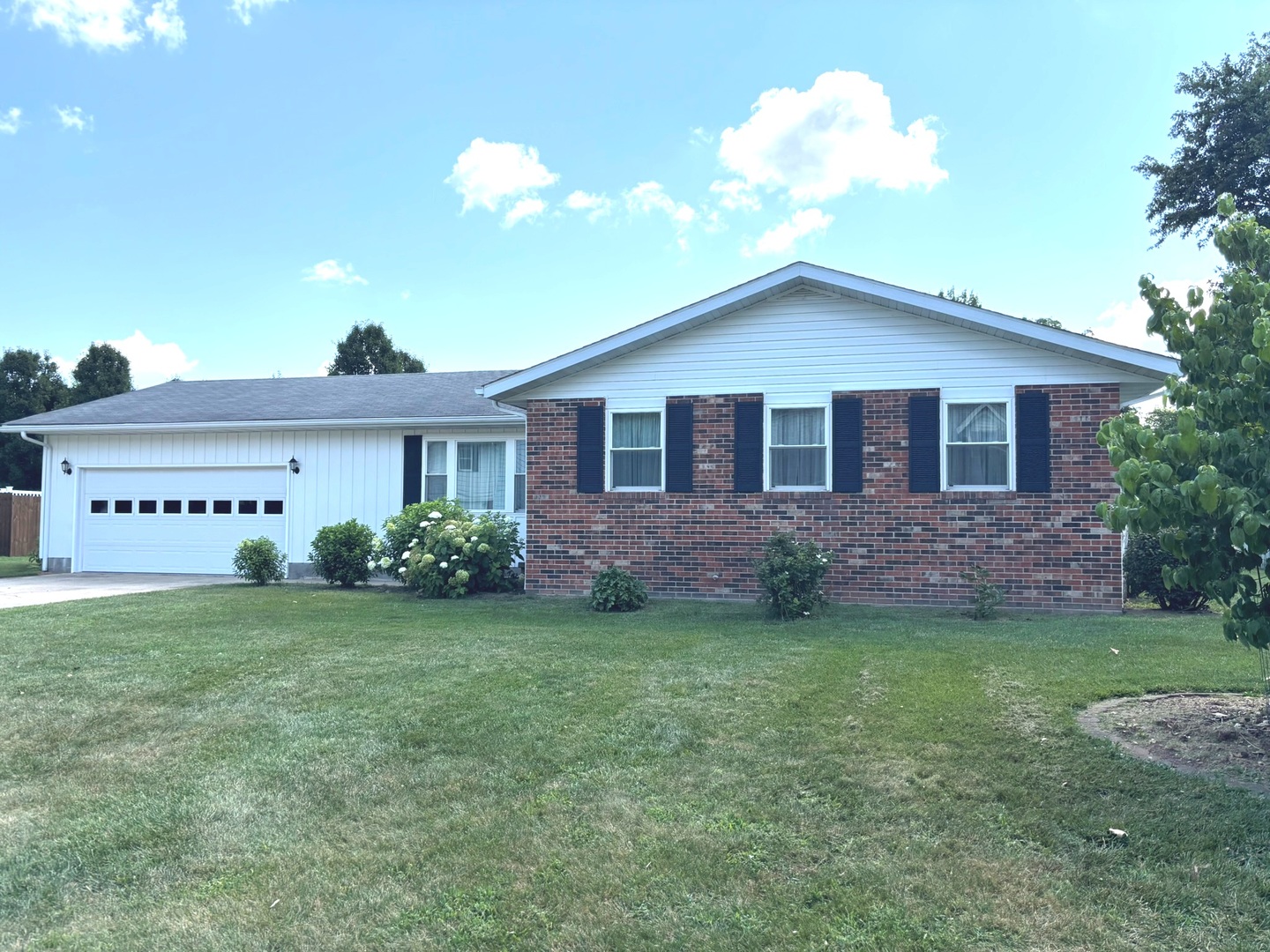 Homes for sale in Salem, IL | 222 Northwood Ln, Salem, IL 62881 | MLS# 12713014