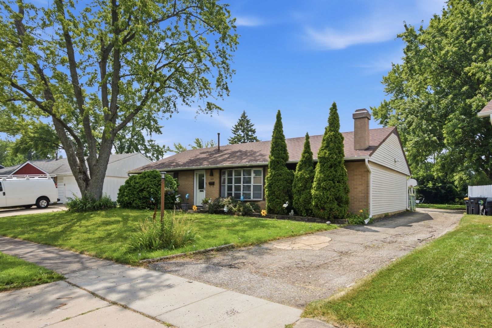 3rd image of 729 Surrey Dr, Streamwood, IL 60107 | MLS# 12713313
