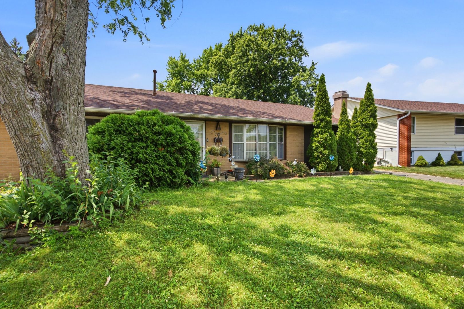 2nd image of 729 Surrey Dr, Streamwood, IL 60107 | MLS# 12713313
