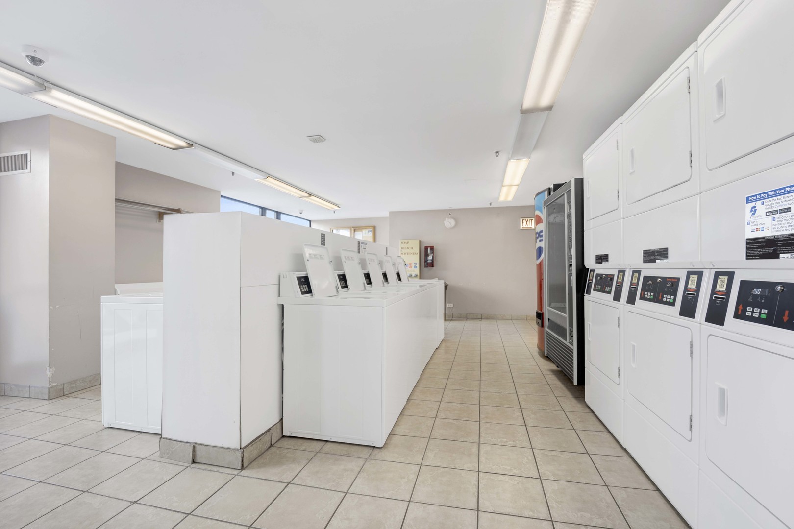 2nd image of 1122 N Clark St, Chicago, IL 60610