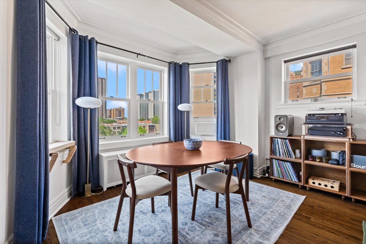 5th image of 609 W Stratford Pl, Chicago, IL 60657