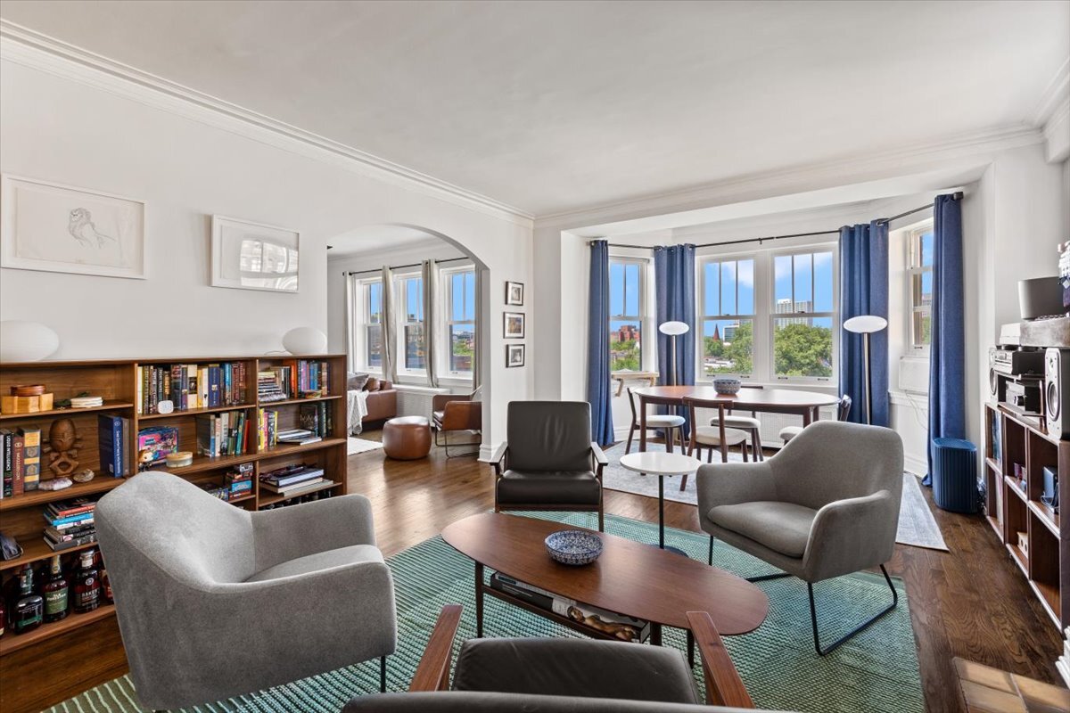 3rd image of 609 W Stratford Pl, Chicago, IL 60657