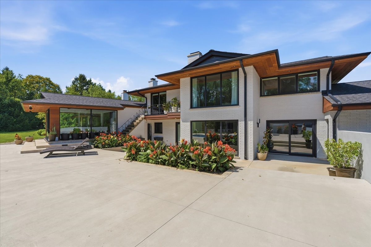 3rd image of 215 Woodhaven Ln, Barrington, IL 60010 | MLS# 12713886