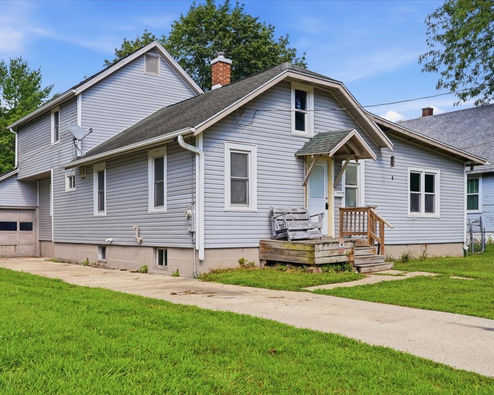 Homes for sale in Sterling, IL | 704 12th Ave, Sterling, IL 61081 | MLS# 12714033