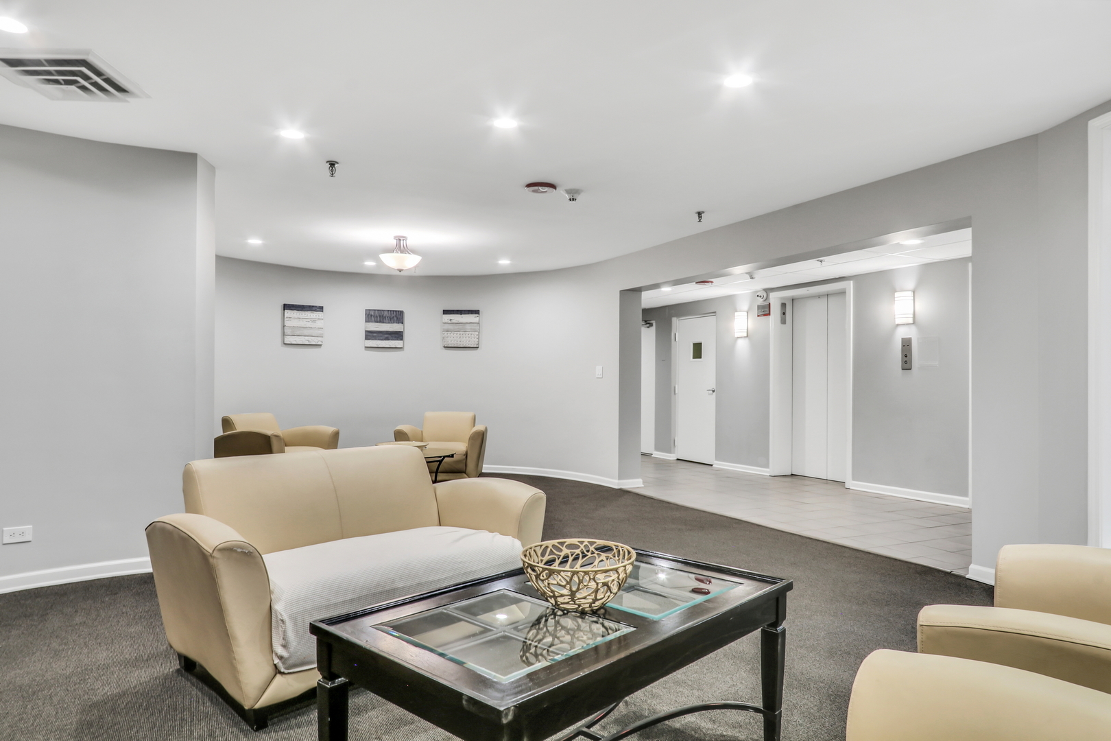3rd image of 250 W Parliament Pl #219, Mount Prospect, IL 60056 | MLS# 12714046