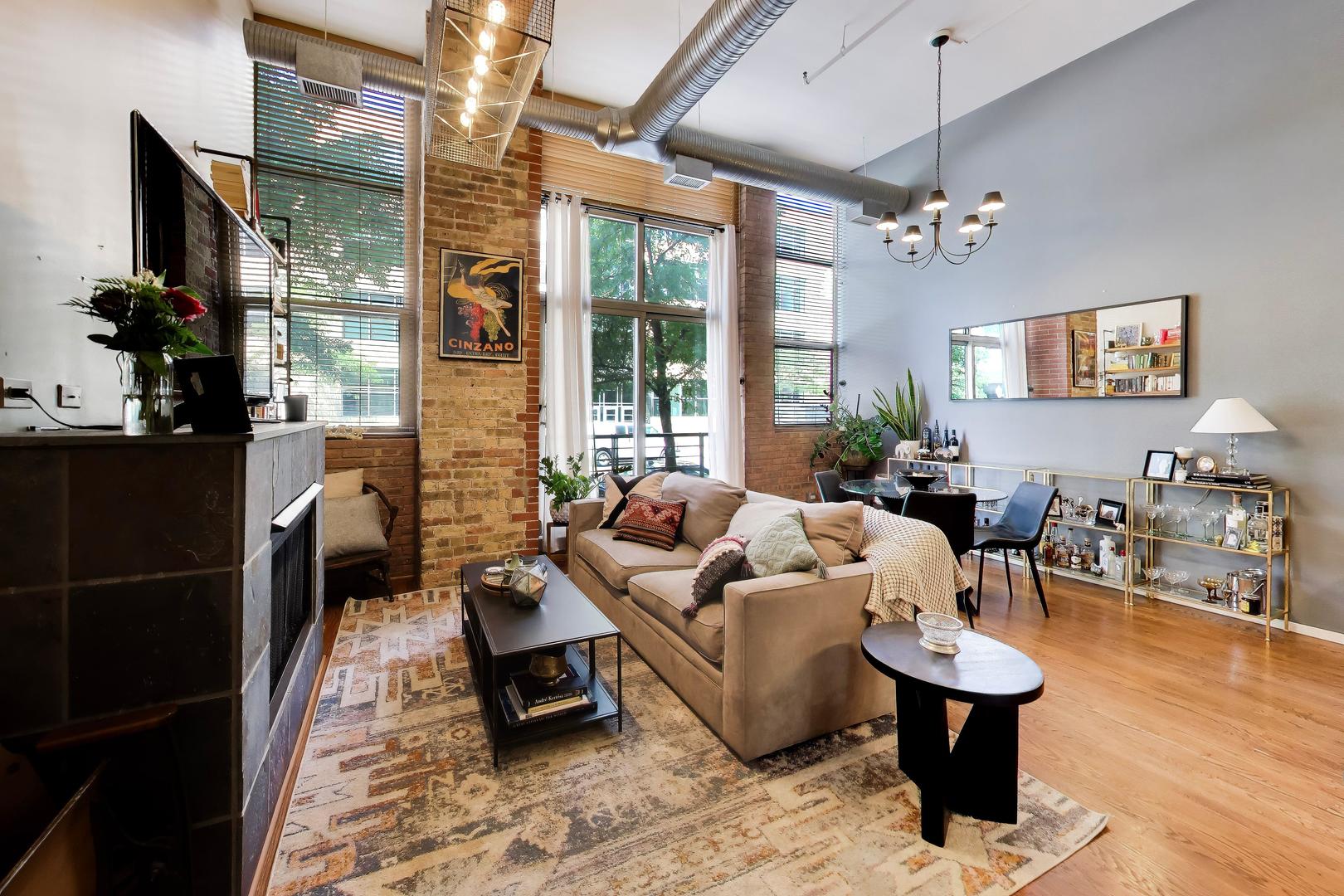 3rd image of 417 S Jefferson St, Chicago, IL 60607