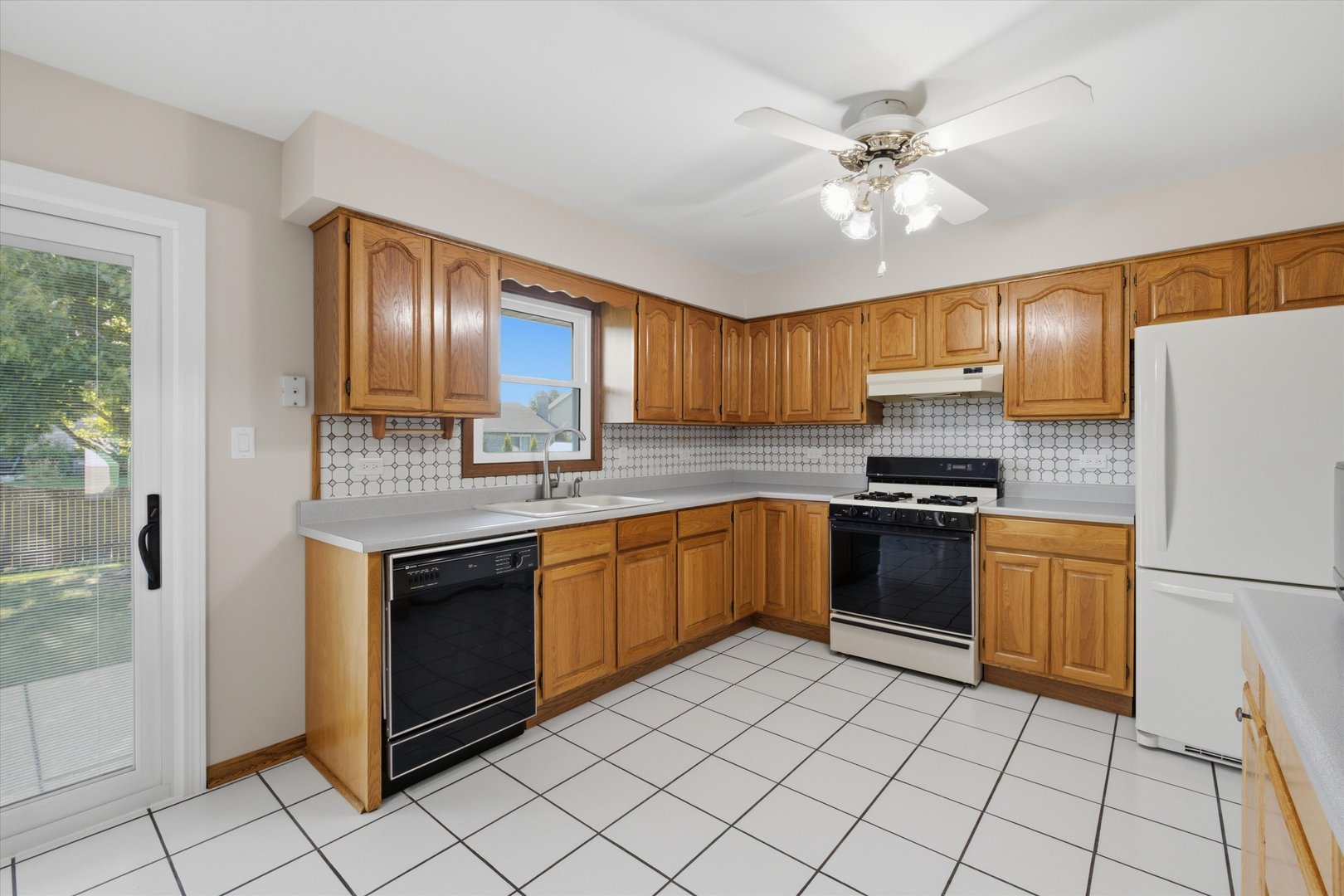 3rd image of 10S221 Suffield Dr, Downers Grove, IL 60516 | MLS# 12714092