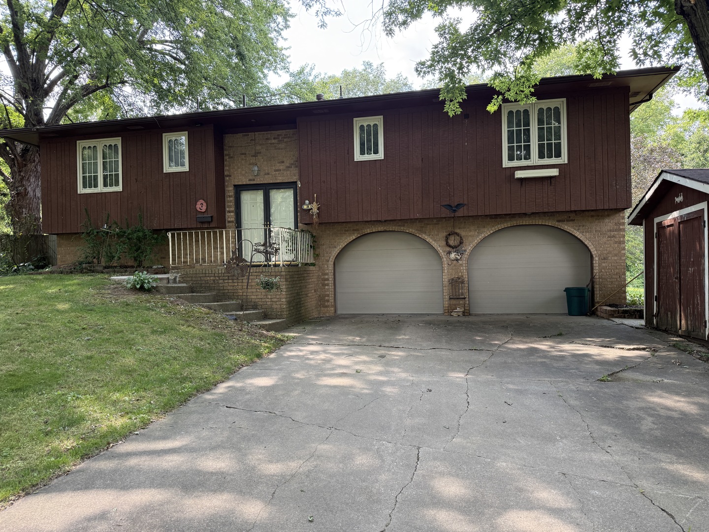 Homes for sale in Geneseo, IL | 28 Crestview Dr, Geneseo, IL 61254 | MLS# 12714165