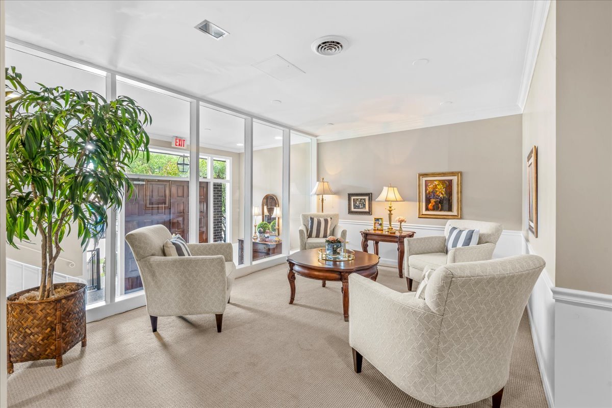 2nd image of 1350 N Western Ave, Lake Forest, IL 60045