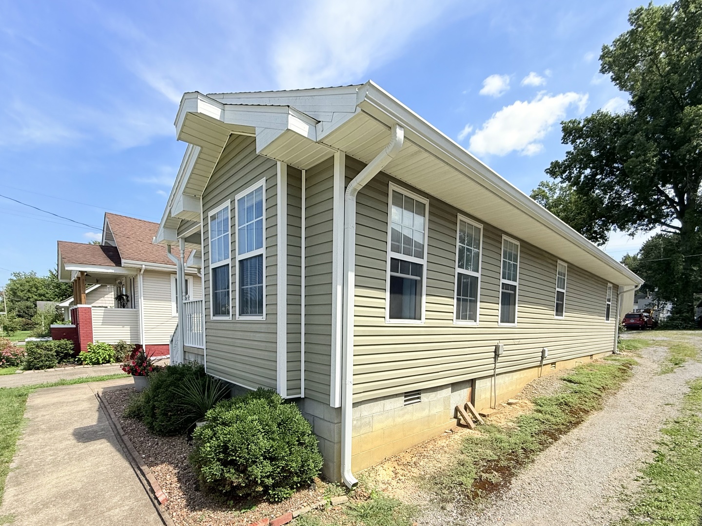 3rd image of 109 W College St, Harrisburg, IL 62946 | MLS# 12714813