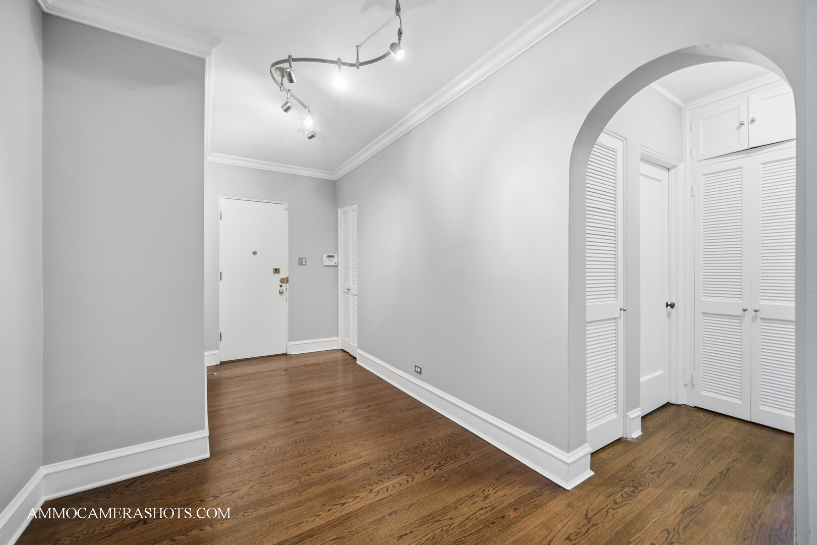 4th image of 6807 S Paxton Ave, Chicago, IL 60649