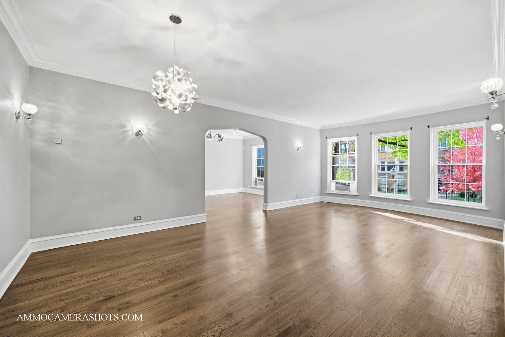 5th image of 6807 S Paxton Ave, Chicago, IL 60649