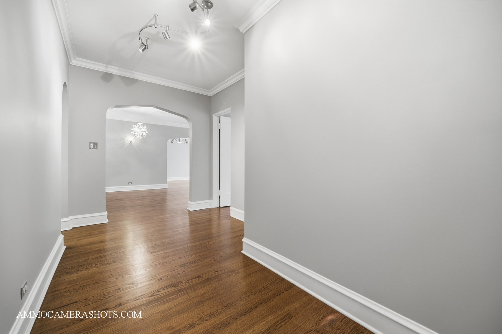 3rd image of 6807 S Paxton Ave, Chicago, IL 60649