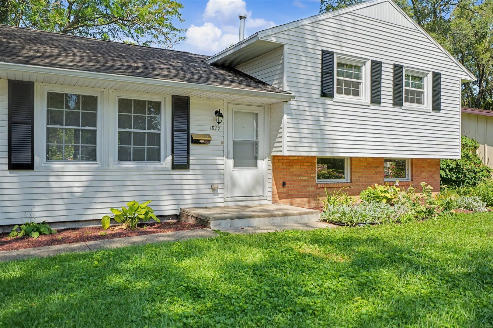 Homes for sale in Urbana, IL | 1817 Larch Pl, Urbana, IL 61801 | MLS# 12715175