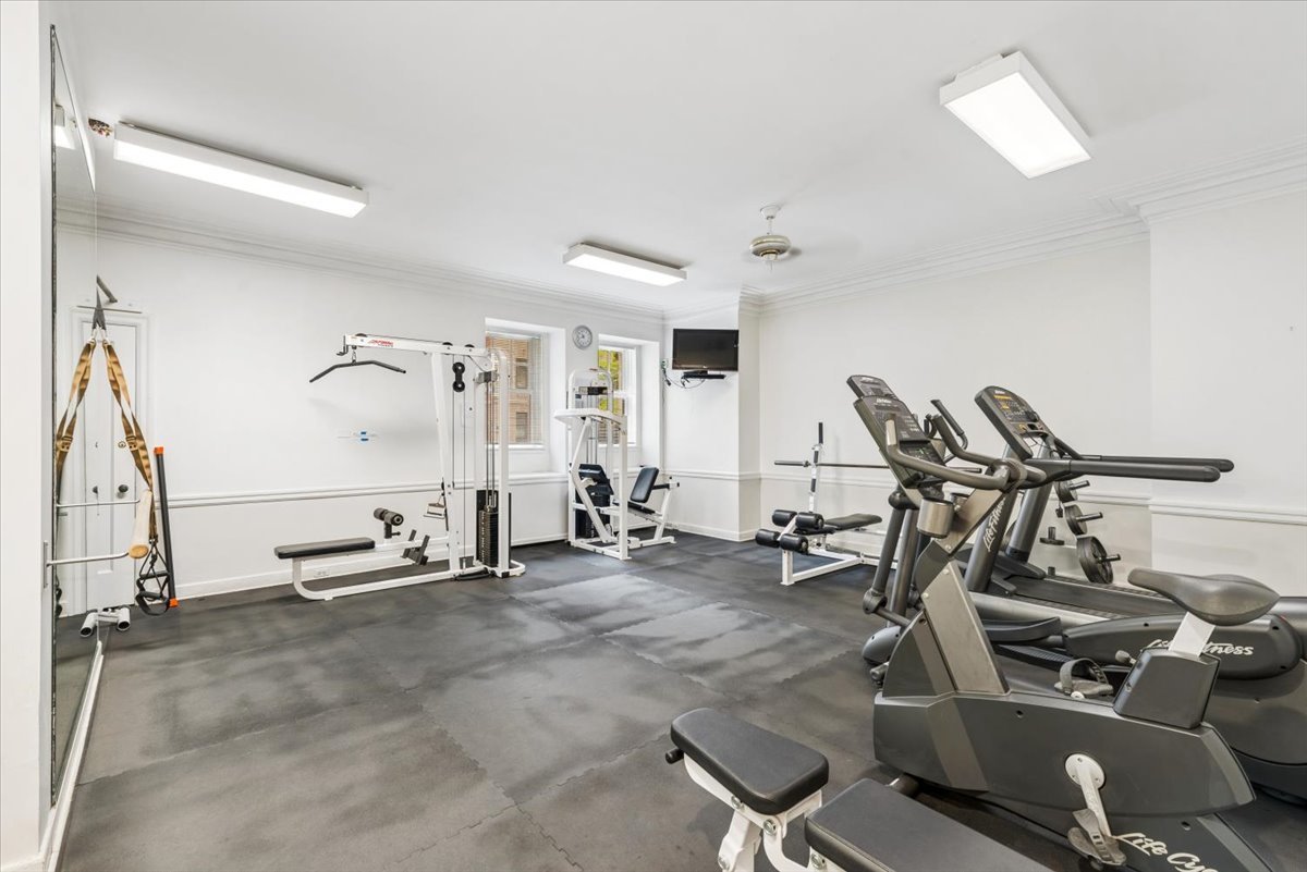 2nd image of 421 W Melrose St, Chicago, IL 60657