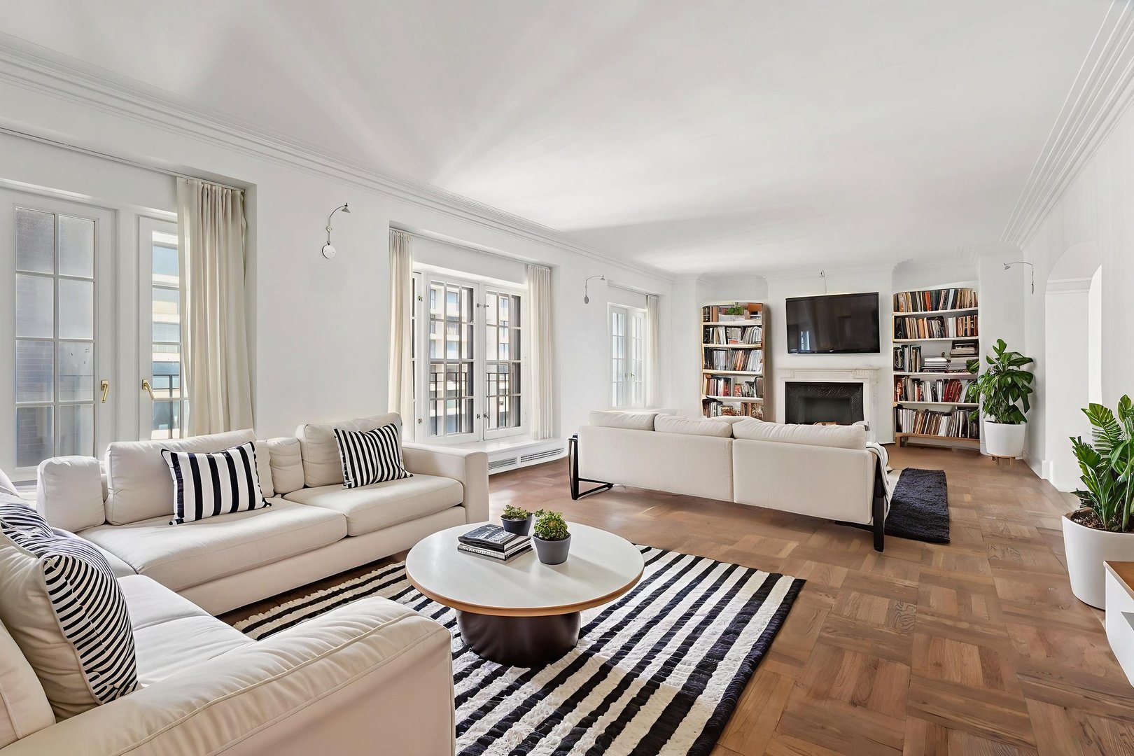 3rd image of 421 W Melrose St, Chicago, IL 60657