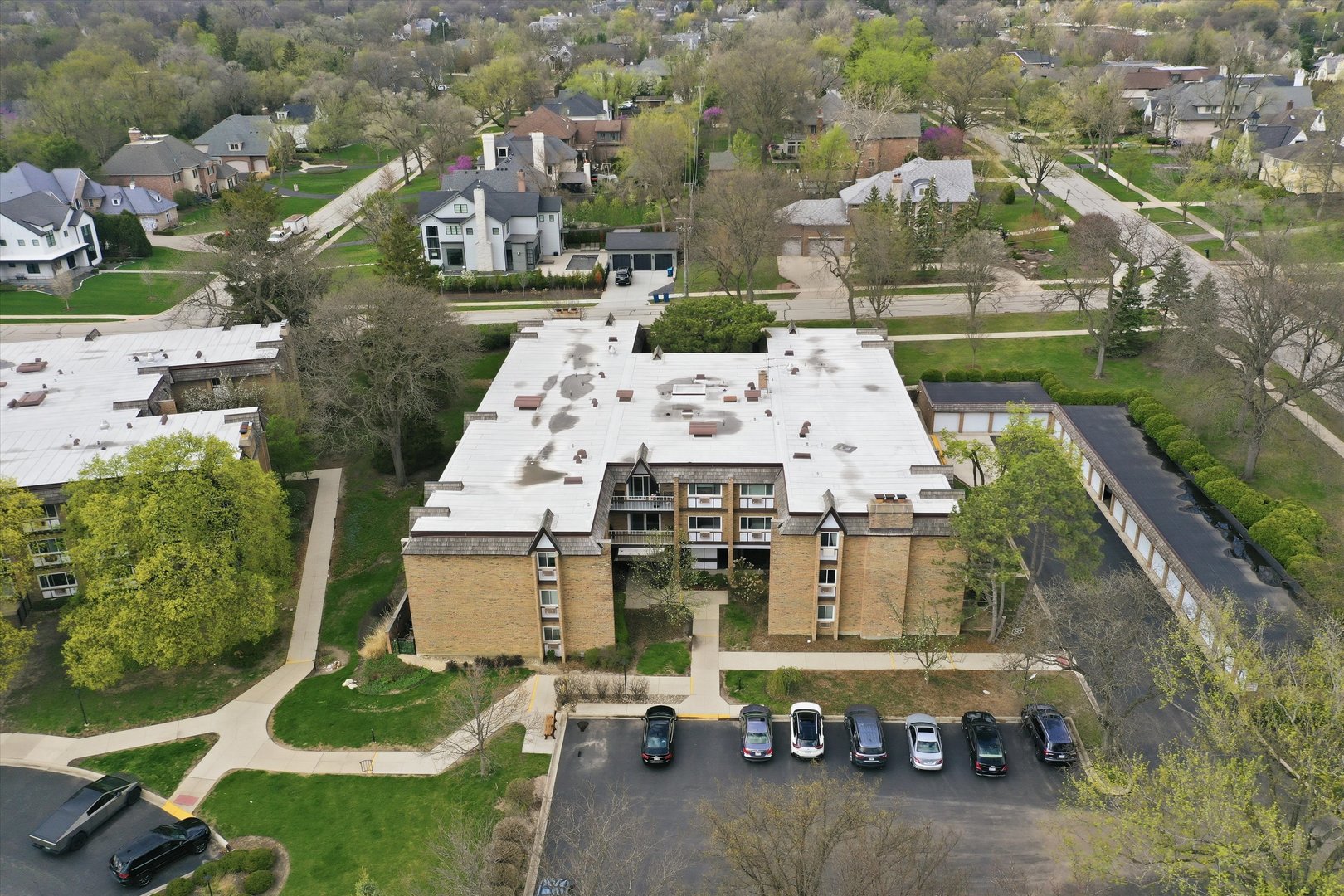 2nd image of 300 Claymoor Rd, Hinsdale, IL 60521