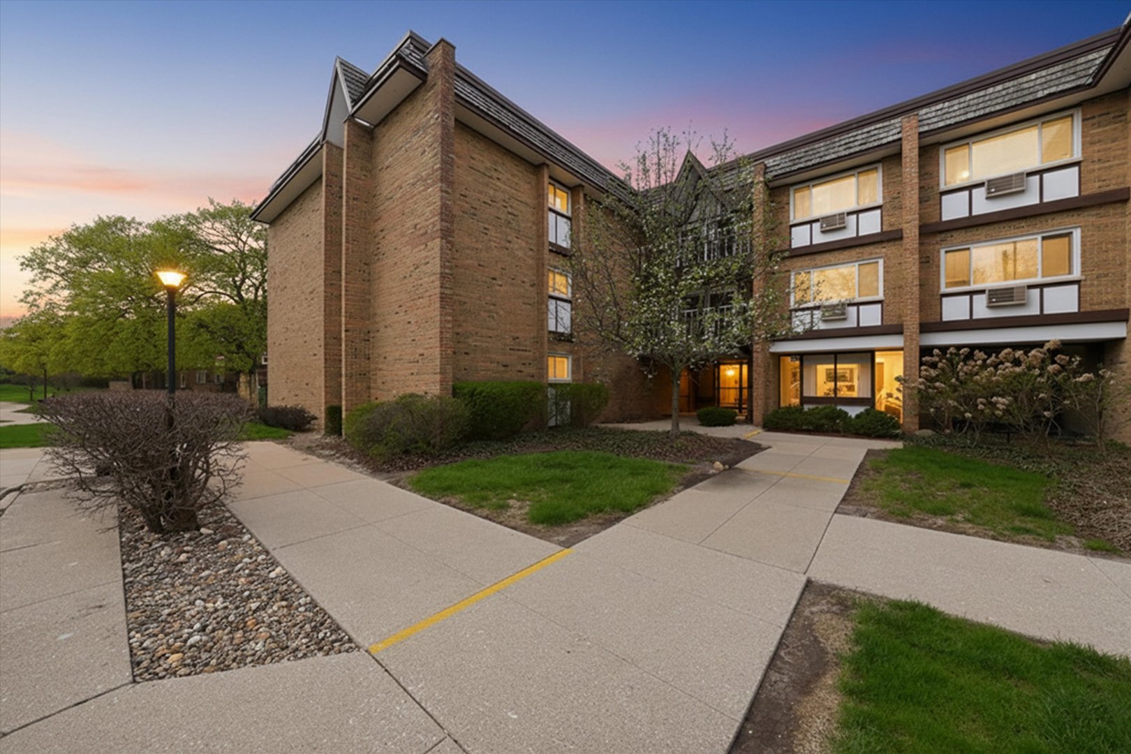 2nd image of 300 Claymoor Rd #2E, Hinsdale, IL 60521 | MLS# 12715559