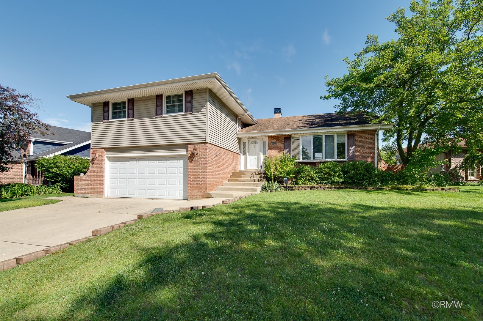3rd image of 1233 N Hickory Trl, Addison, IL 60101 | MLS# 12715702