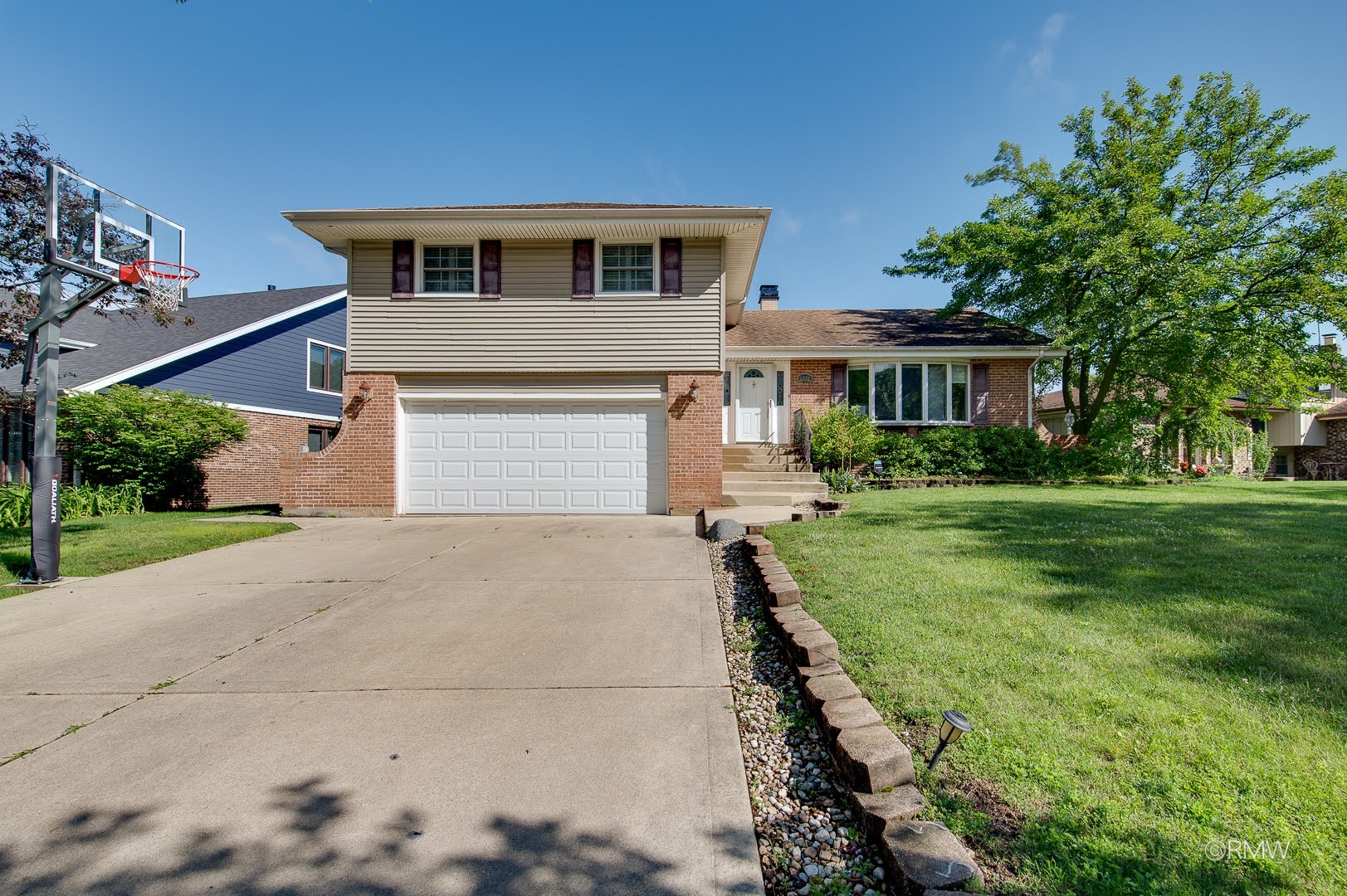 2nd image of 1233 N Hickory Trl, Addison, IL 60101 | MLS# 12715702