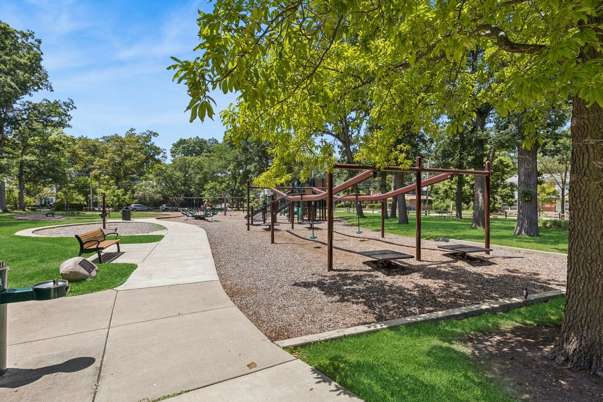 2nd image of 140 Grn Bay Rd, Glencoe, IL 60022