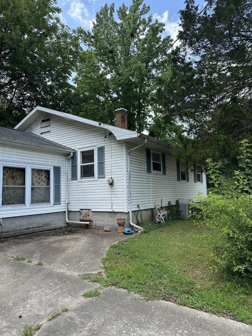 2nd image of 521 N Springer St, Carbondale, IL 62901 | MLS# 12715826