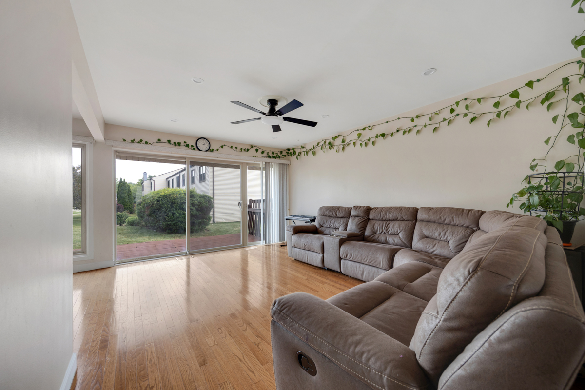 3rd image of 369 Cedar Tree Ct, Hoffman Estates, IL 60169 | MLS# 12715891