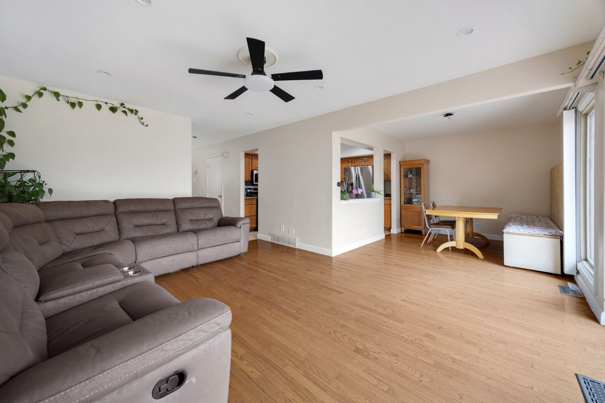4th image of 369 Cedar Tree Ct, Hoffman Estates, IL 60169 | MLS# 12715891