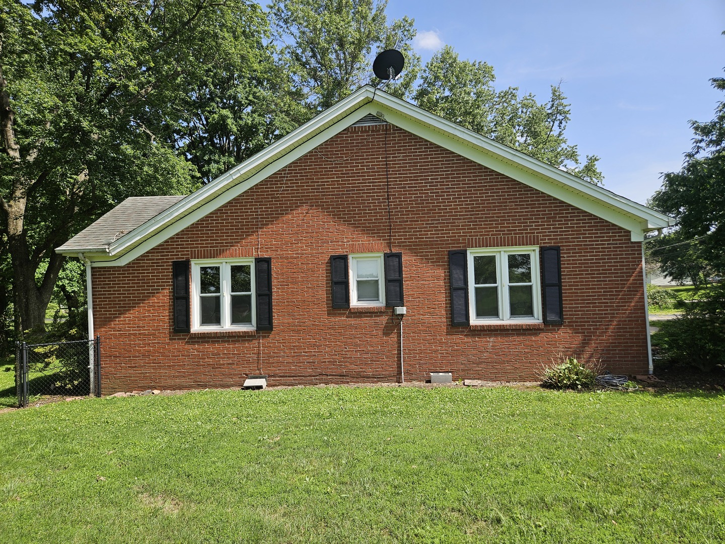 2nd image of 2415 College Dr, Mt Carmel, IL 62863 | MLS# 12716274