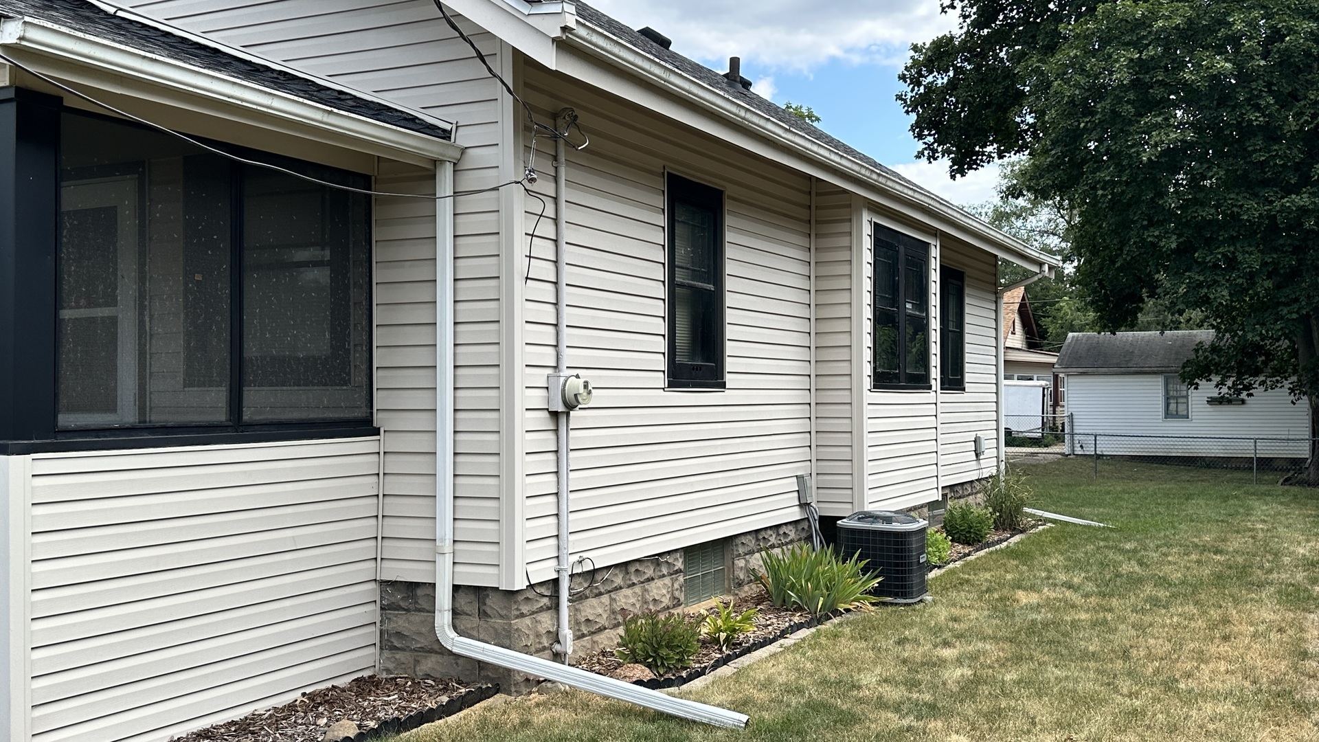 4th image of 1621 Latham St, Rockford, IL 61103 | MLS# 12716285