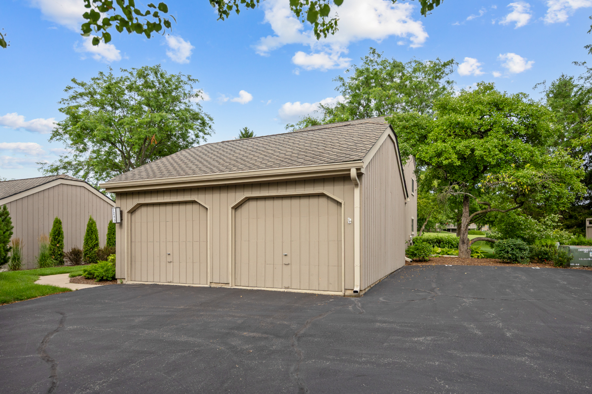 2nd image of 1285 Oak Hl Rd, Lake Barrington, IL 60010
