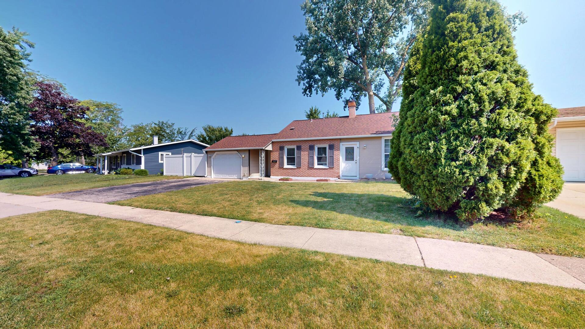 2nd image of 100 Edgewood Dr, Streamwood, IL 60107 | MLS# 12716362