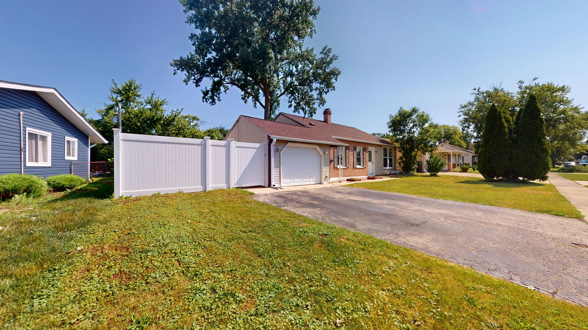 3rd image of 100 Edgewood Dr, Streamwood, IL 60107 | MLS# 12716362