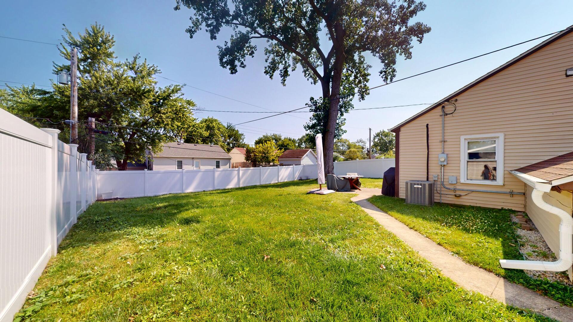 24th image of 100 Edgewood Dr, Streamwood, IL 60107 | MLS# 12716362