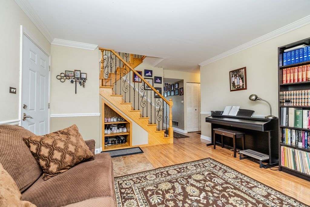 3rd image of 2016 Raleigh Pl, Hoffman Estates, IL 60169 | MLS# 12716430