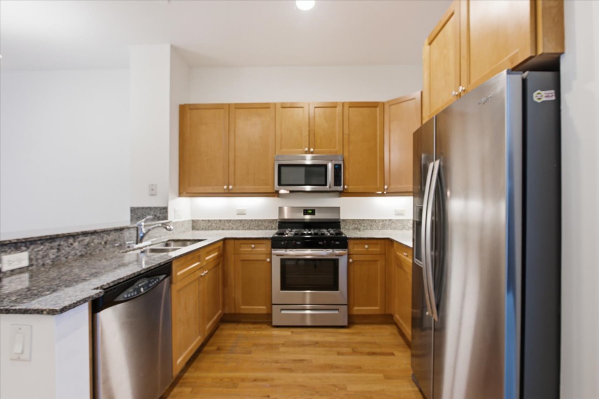 3rd image of Columbia Place, Chicago, IL 60657