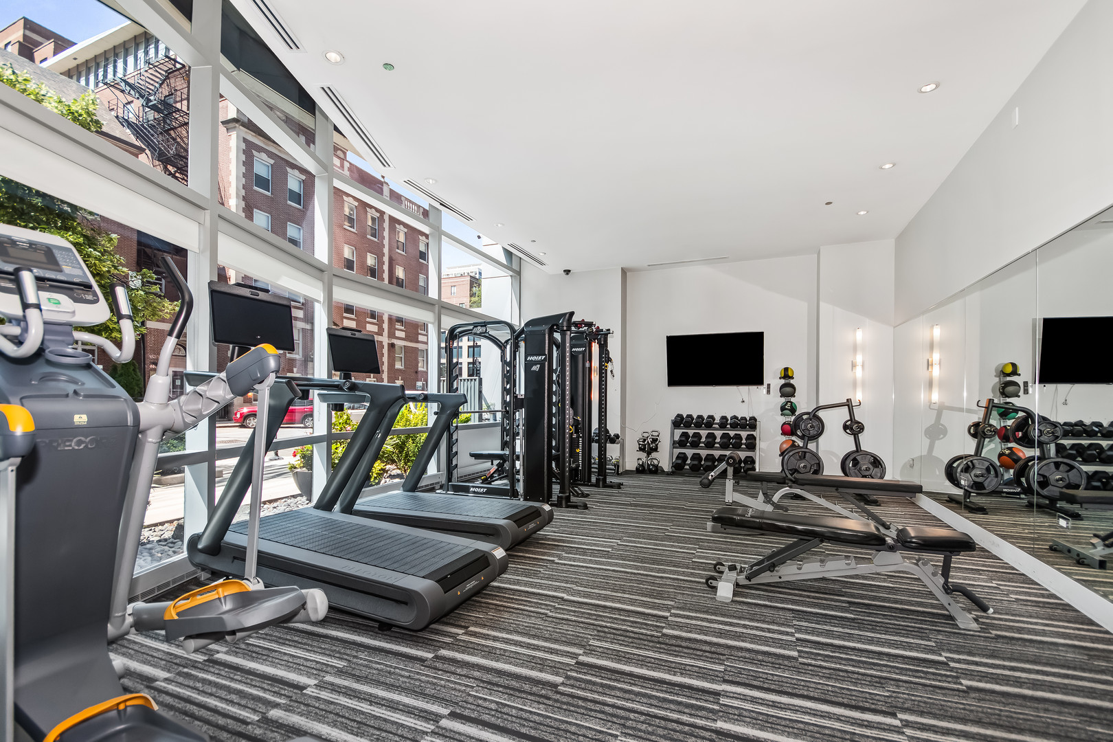 2nd image of 110 W Superior St, Chicago, IL 60654