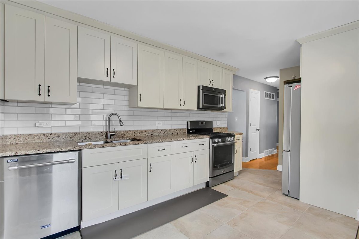 4th image of 1402 S Robert Dr, Mount Prospect, IL 60056 | MLS# 12716584