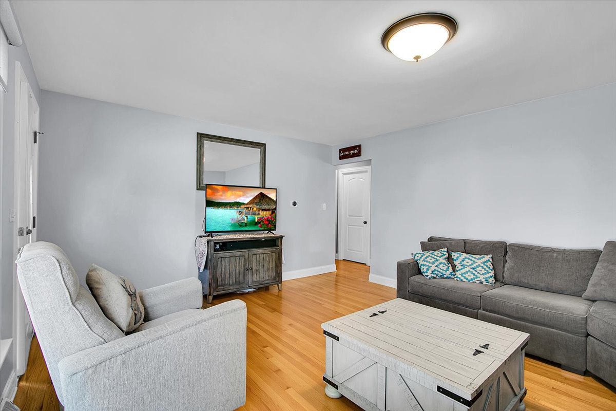 3rd image of 1402 S Robert Dr, Mount Prospect, IL 60056 | MLS# 12716584