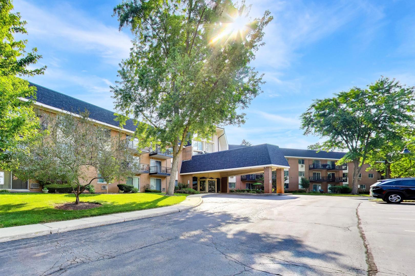 2nd image of 1198 Royal Glen Dr #114B, Glen Ellyn, IL 60137 | MLS# 12716628