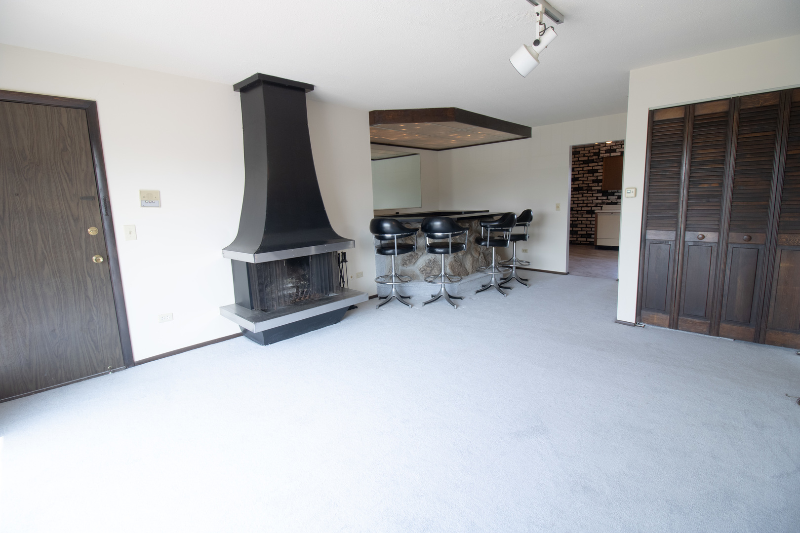 3rd image of 608 Cobblestone Cir, Glenview, IL 60025