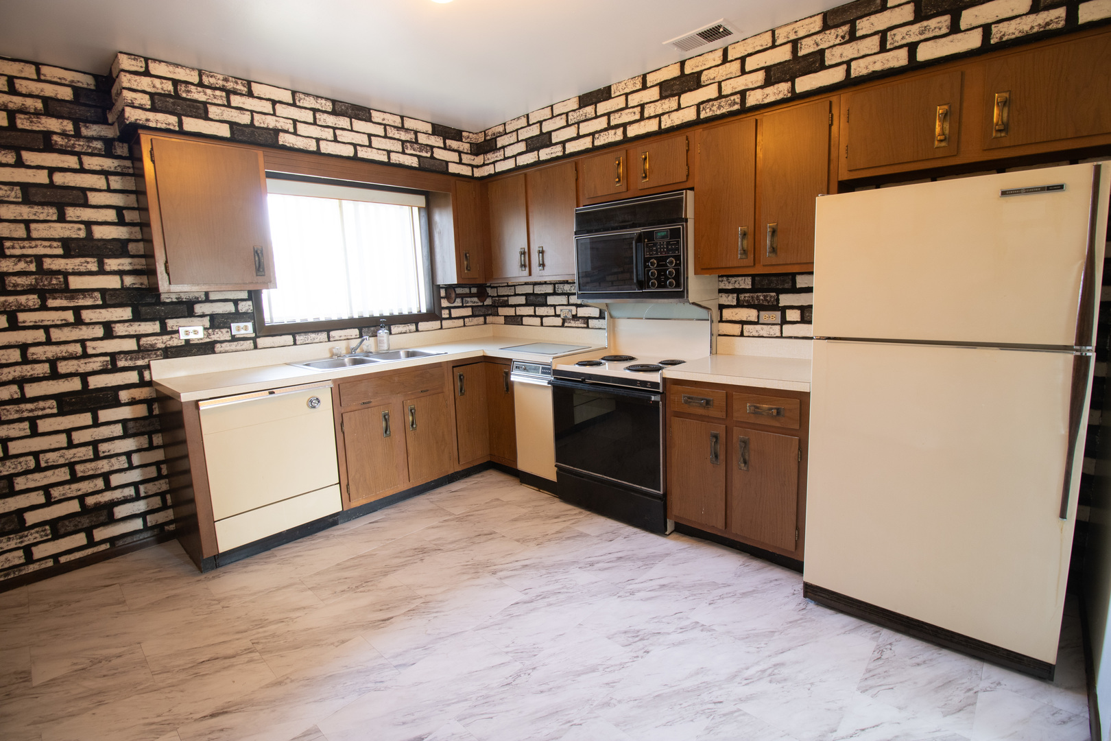 5th image of 608 Cobblestone Cir, Glenview, IL 60025