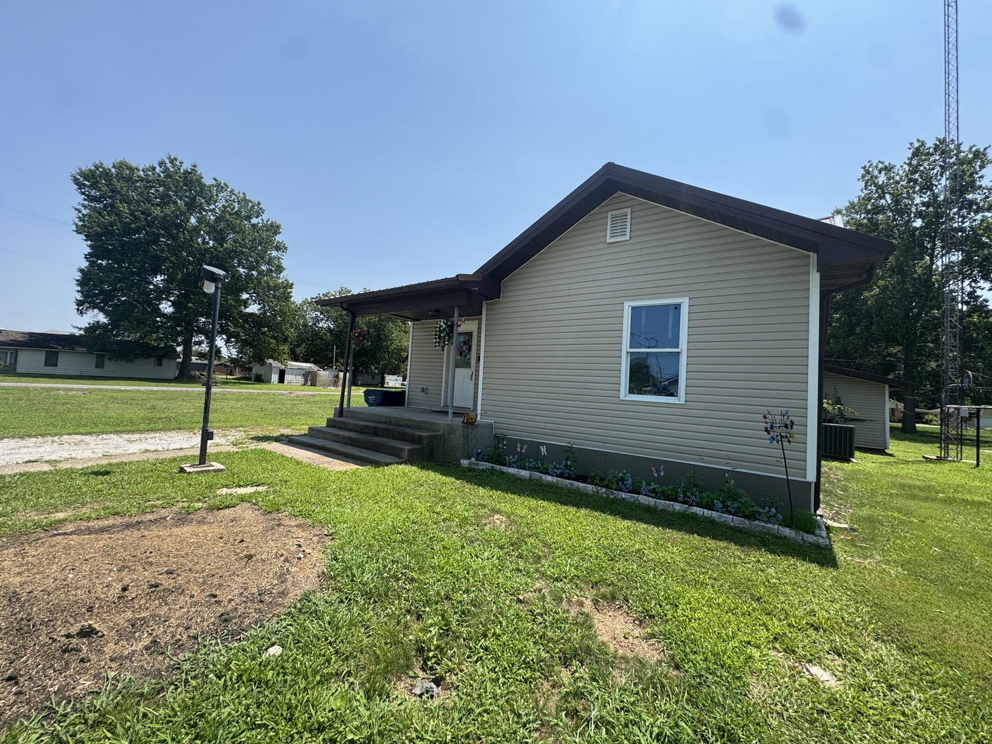 2nd image of 1204 W Oak St, West Frankfort, IL 62896 | MLS# 12716766