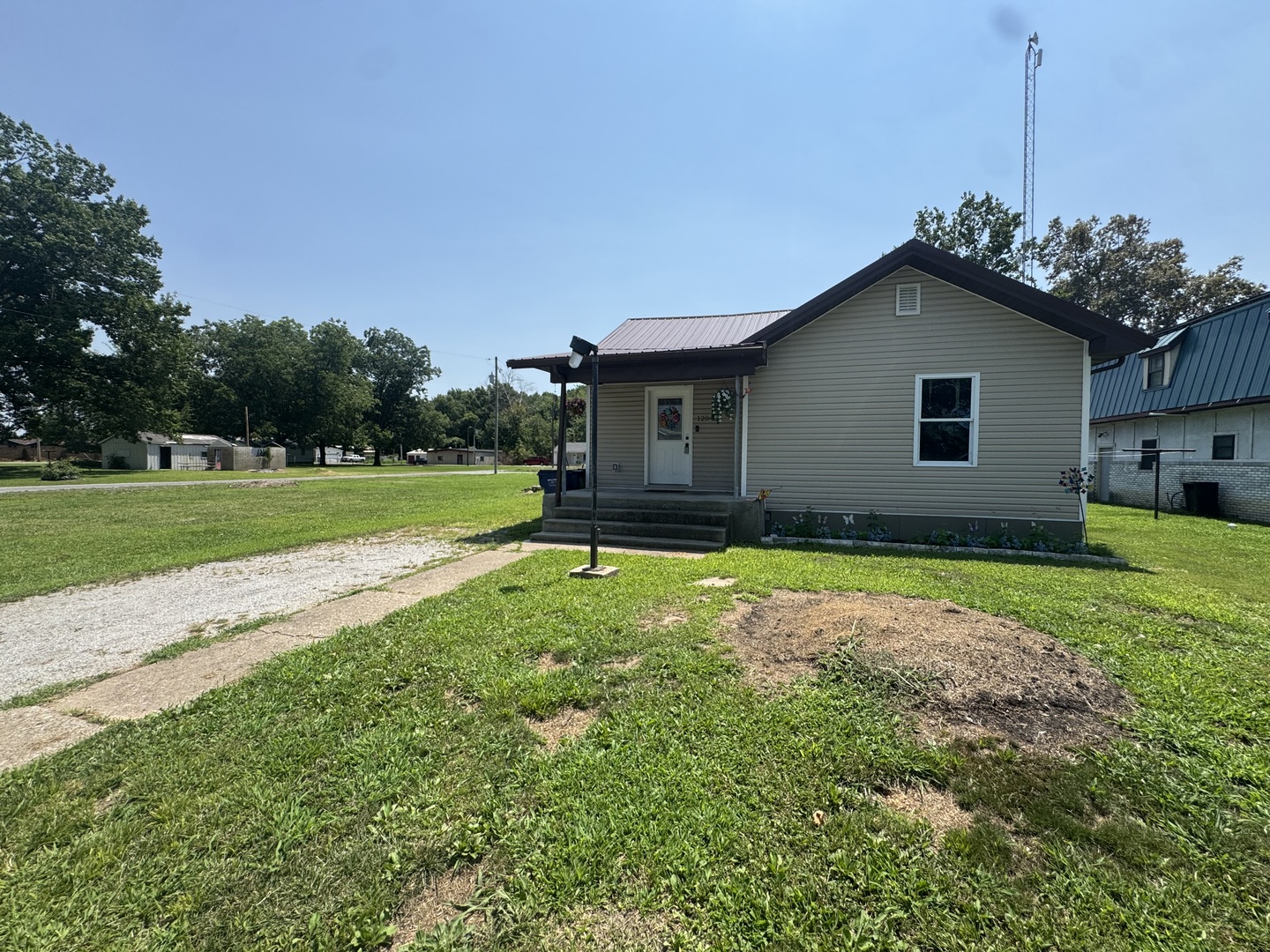3rd image of 1204 W Oak St, West Frankfort, IL 62896 | MLS# 12716766